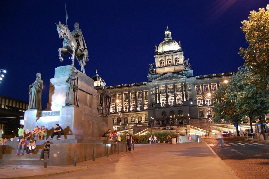 Prague Palace - Wenceslas Square Bagian luar foto